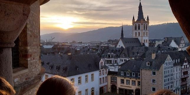 Zwei Jugendliche schauen vom Dom oben auf den Domfreihof (c) Bistum Trier Zwei Jugendliche schauen vom Dom oben auf den Domfreihof