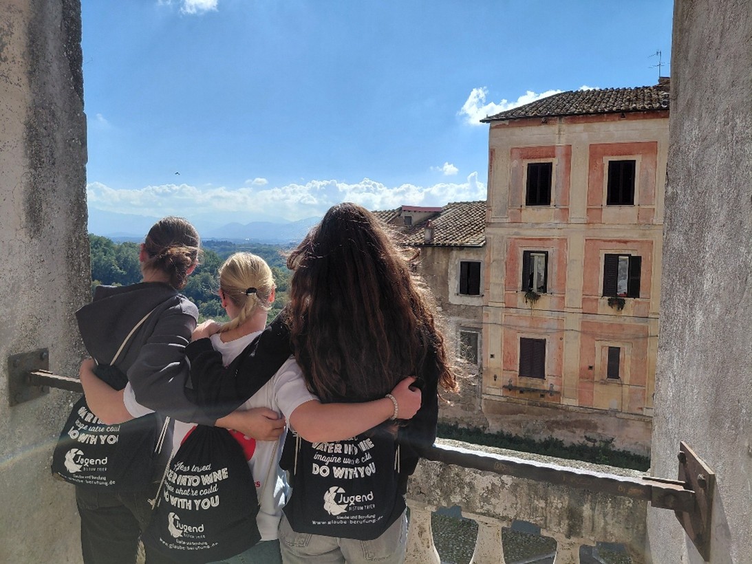 3 jugendliche Mädchen auf einem Balkon in Rom